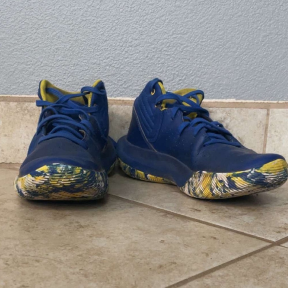 Size 6 under armour tennis shoes